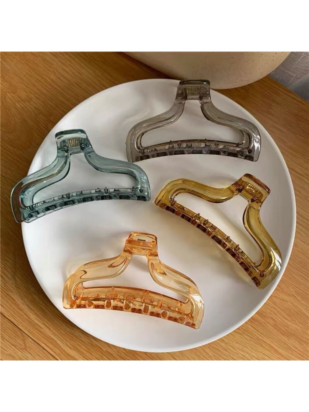 Beau - Transparent Fish Tail Claw Clip