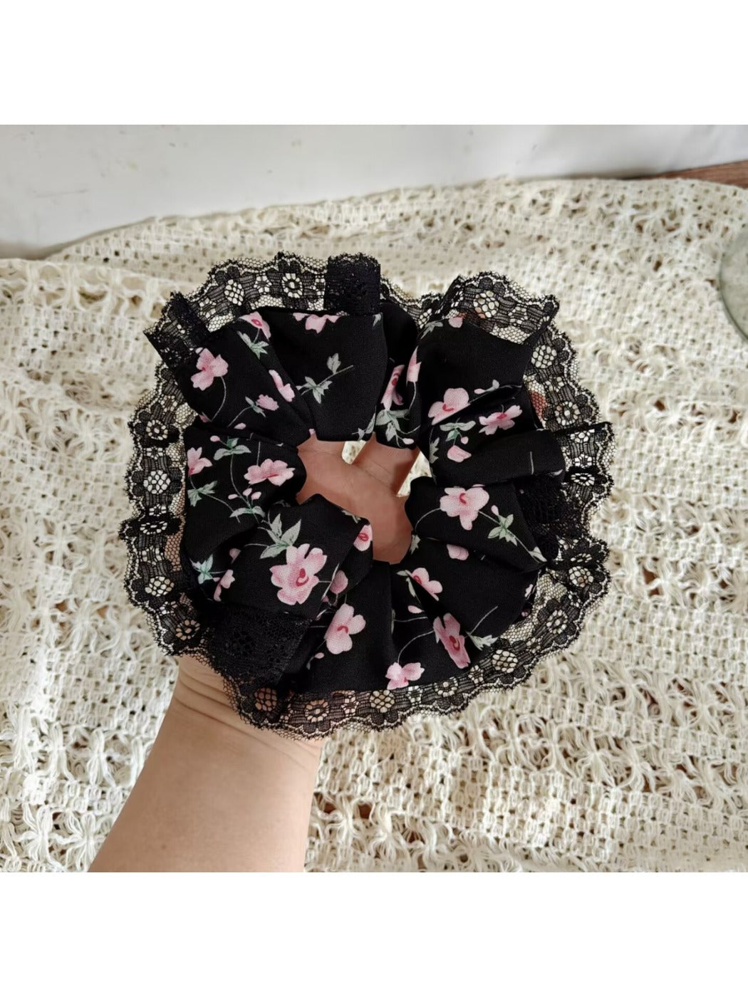 Gifty - Floral Print Lace Trim Elastic Scrunchie
