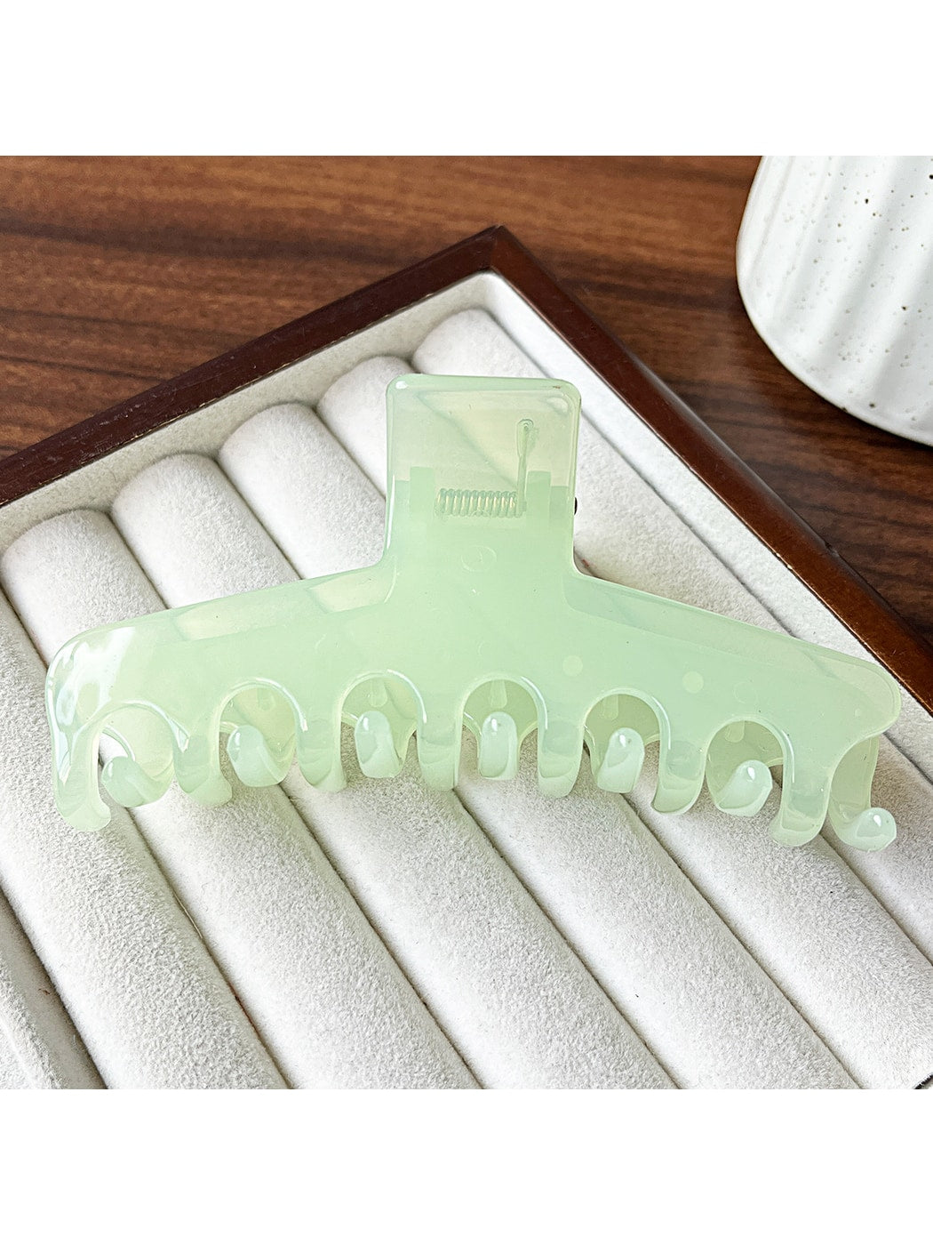 Beau - Minimalist Solid Color Plastic Claw Clip