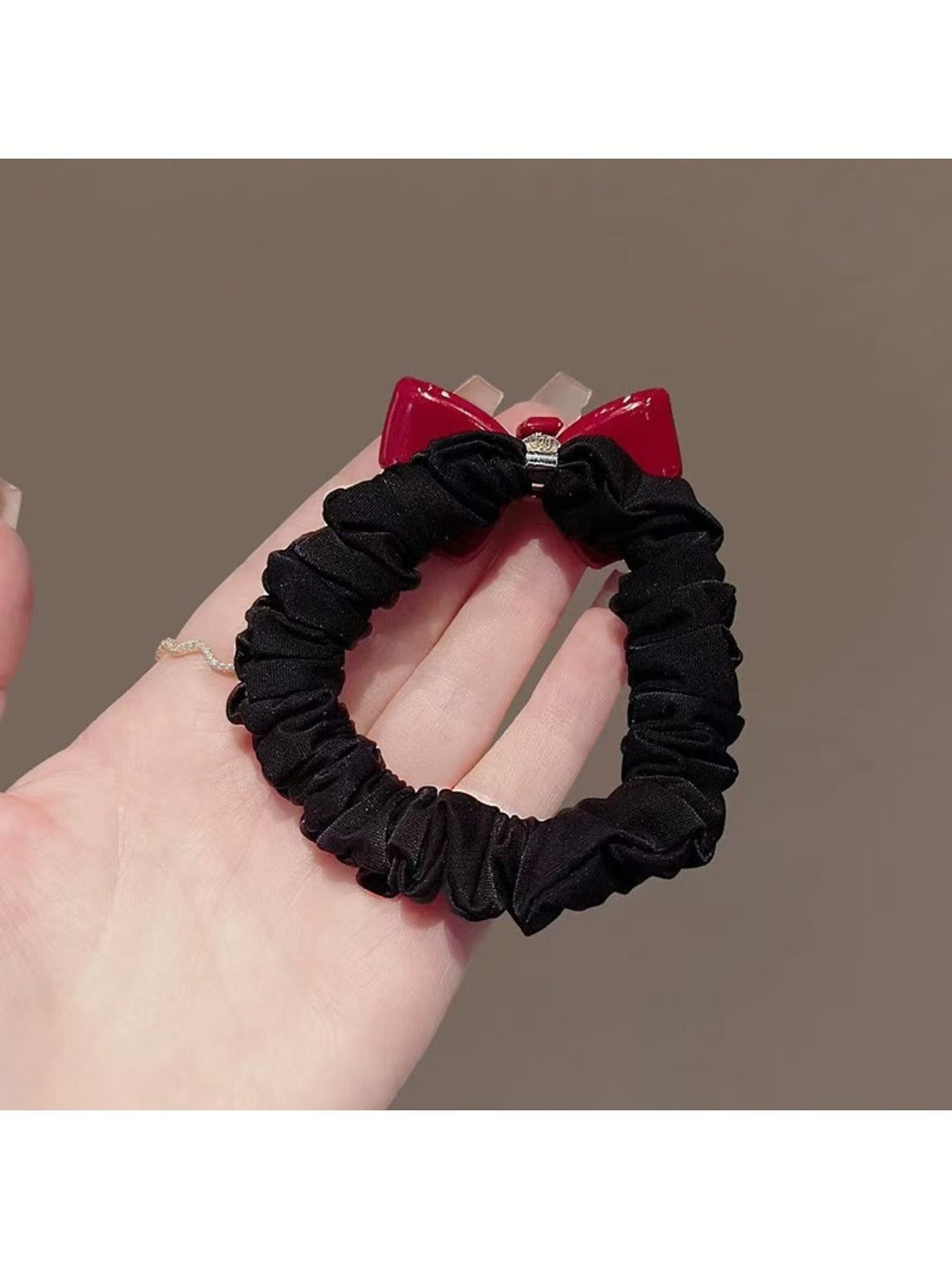 Gifty - Elegant Red Ruched Scrunchie