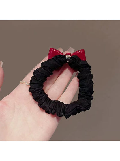 Gifty - Elegant Red Ruched Scrunchie