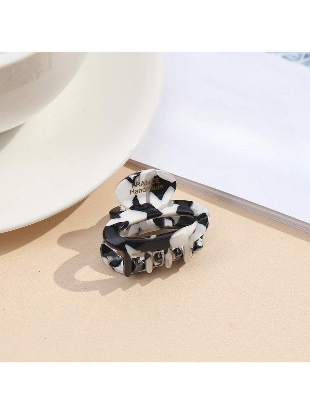 Beau - Cute Oval Acetate Hair Clip