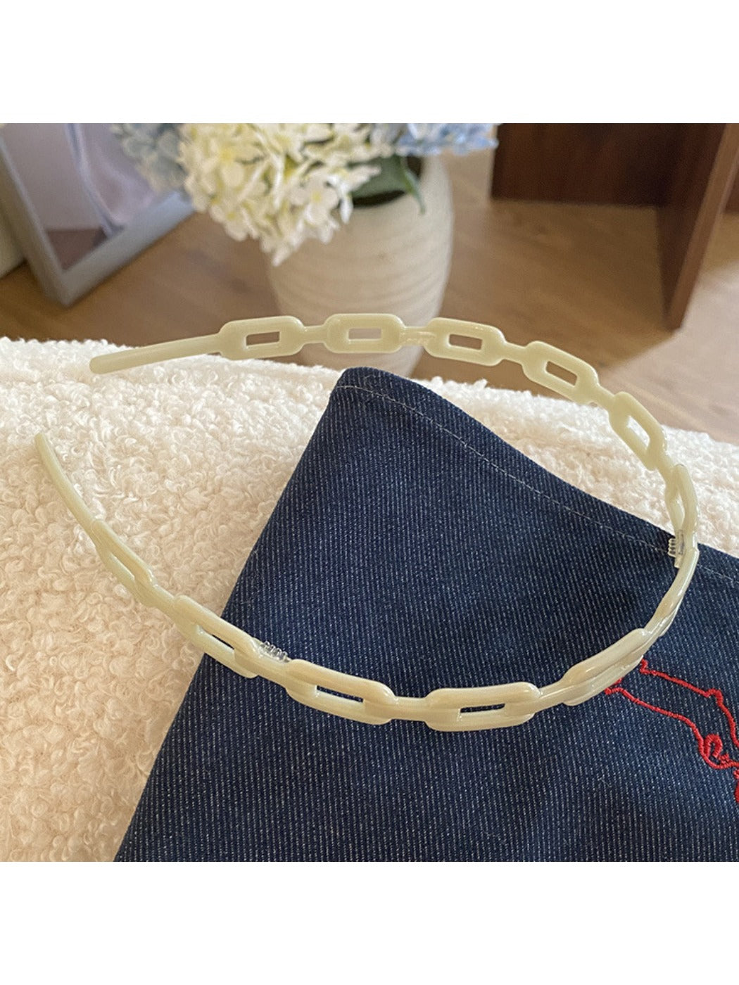 Gifty acetate chain style headband styled with casual outfit on model