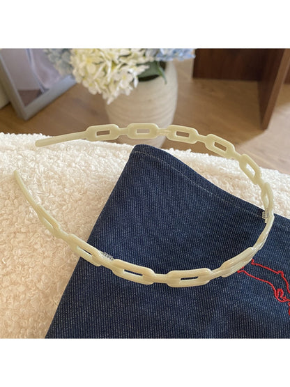 Gifty acetate chain style headband styled with casual outfit on model