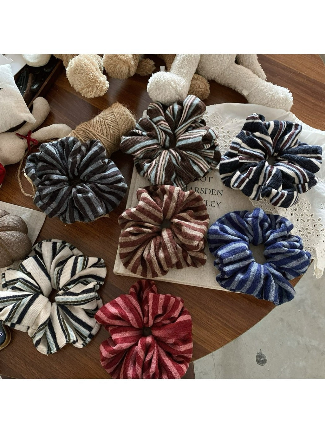 Gifty - Trendy Striped Scrunchie Hair Ties