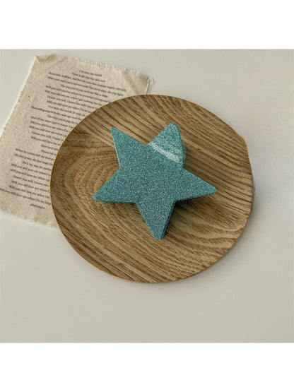 Beau star shaped claw clip positioned flat to show star shape outline