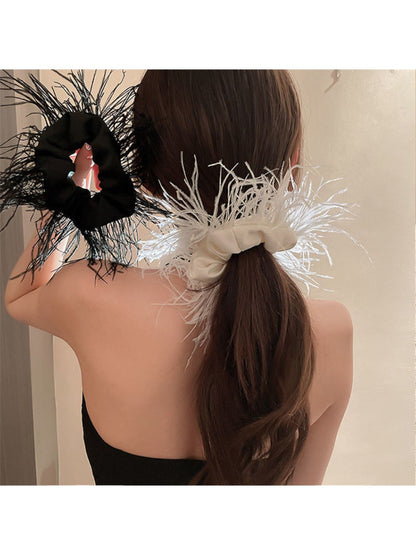Gifty - Floating Feather Elegant Scrunchie