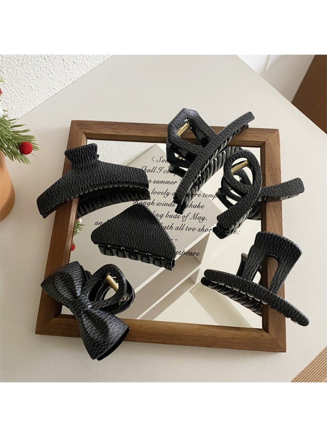Beau - Black Geometric Claw Clip