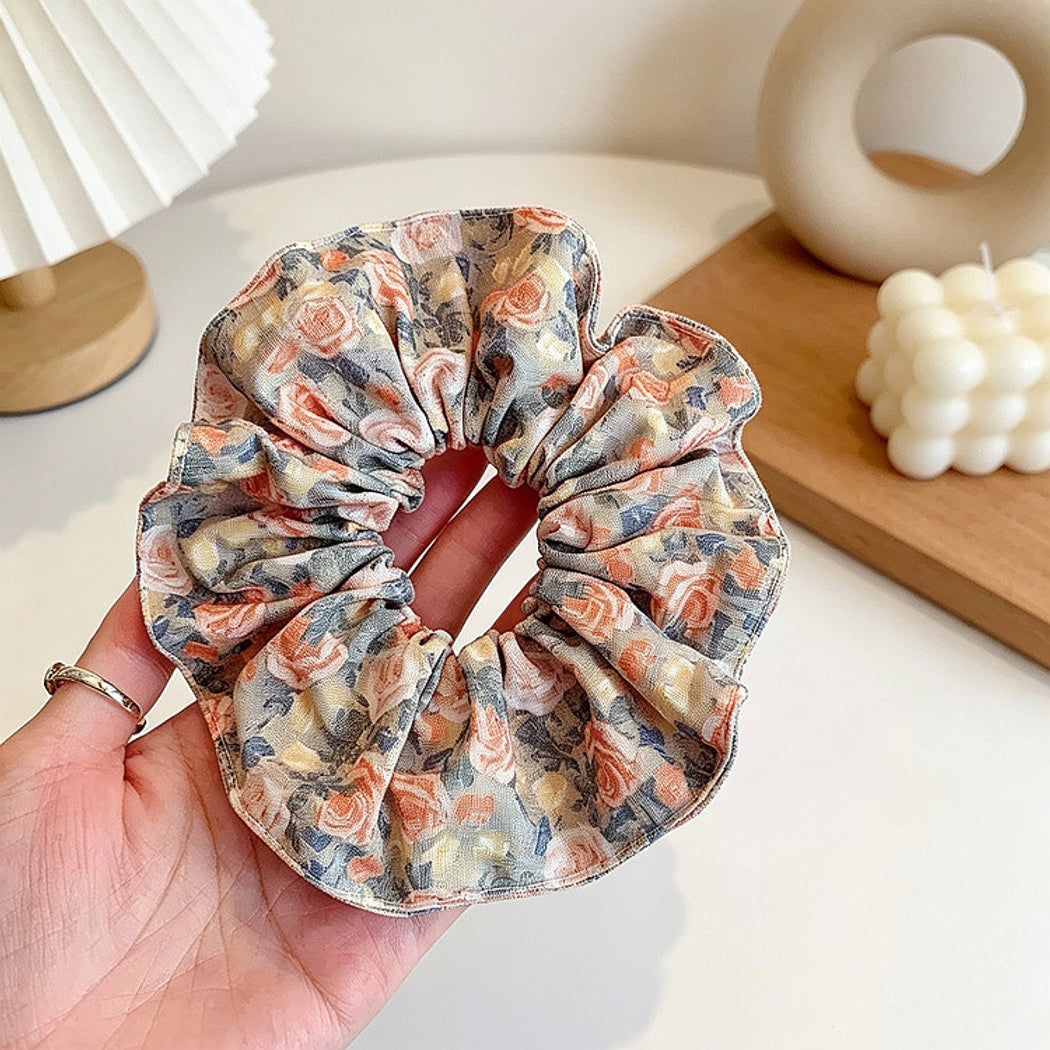 Gifty - Vintage Rose Print Ruched Fabric Scrunchie