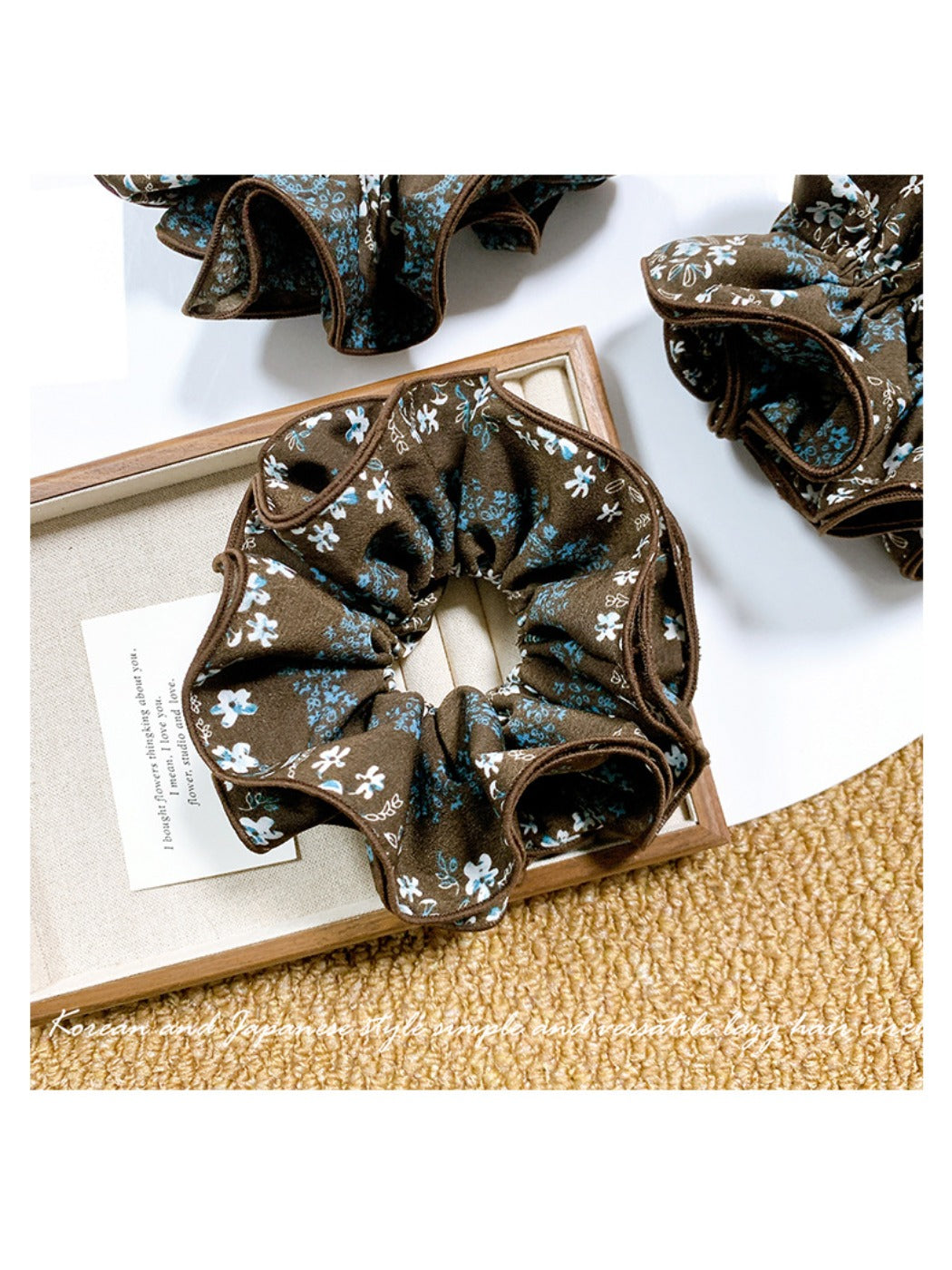 Gifty - Elegant Vintage Floral Scrunchie