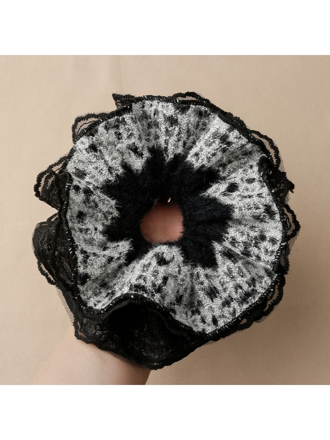 Gifty - Vintage Lace Hair Tie