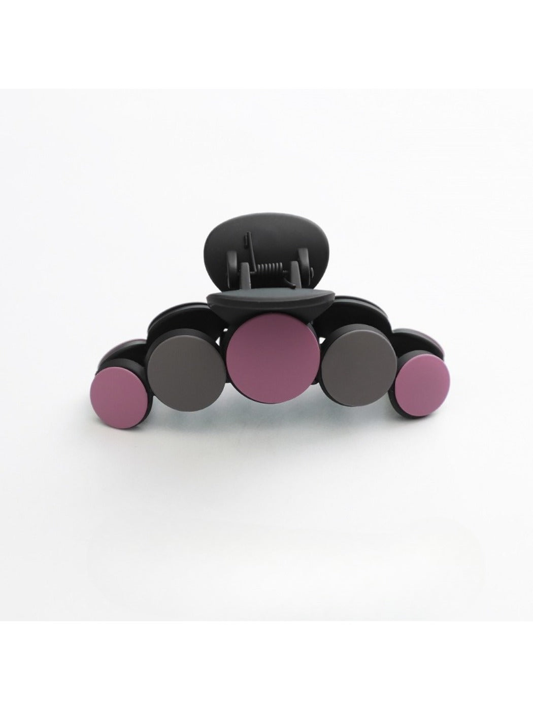 Beau hair clip in beige color with a minimalist and modern design