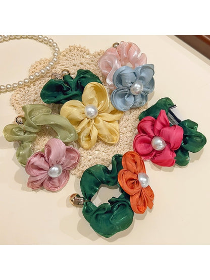 Gifty - Five-Petal Flower Scrunchie