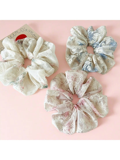 Gifty - Floral Embroidered Scrunchie