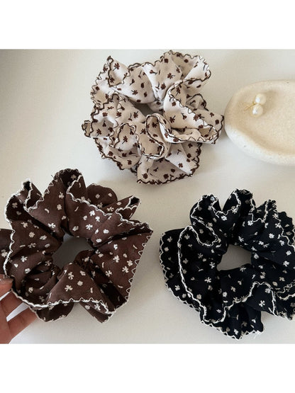 Gifty - Elegant Ditsy Floral Ruched Scrunchie