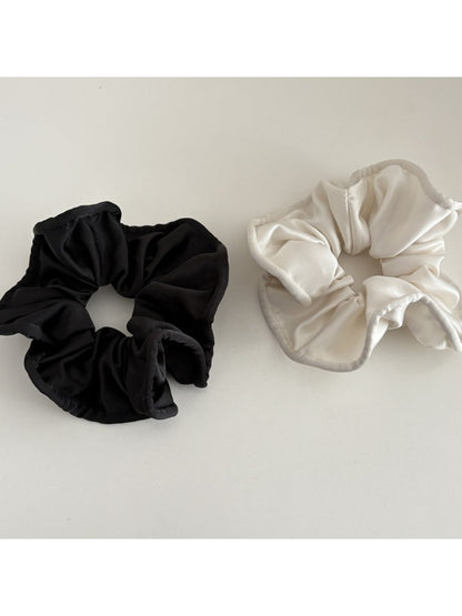 Gifty satin finish scrunchie wrapped around a ponytail on a model