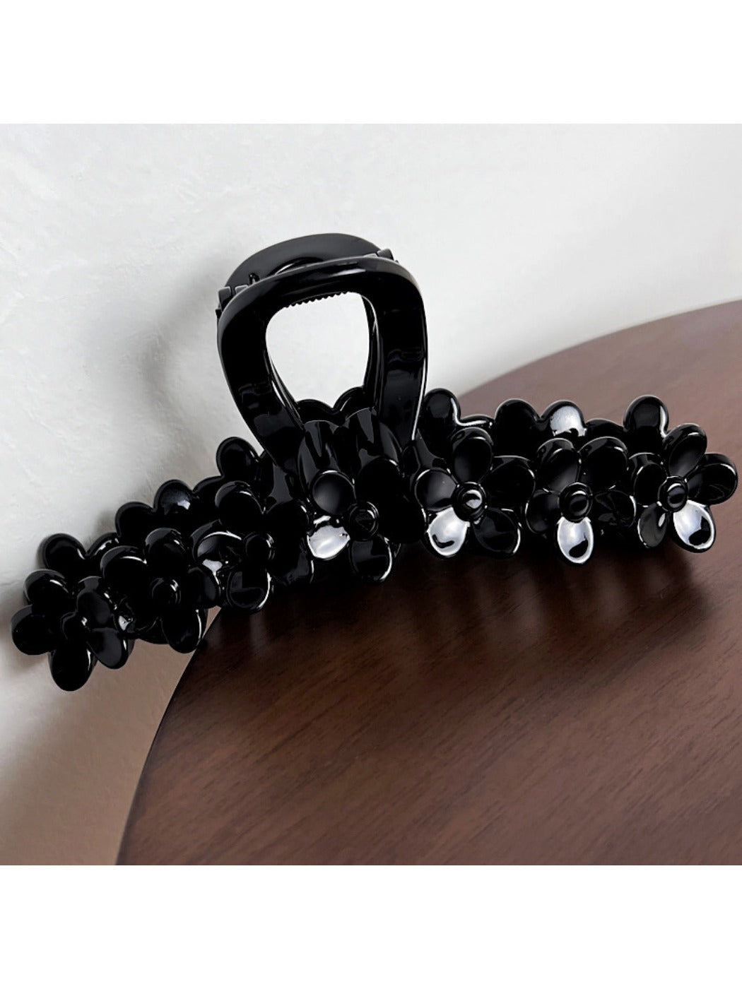 Beau - Sweet Minimalist Flower Shaped Claw Clip