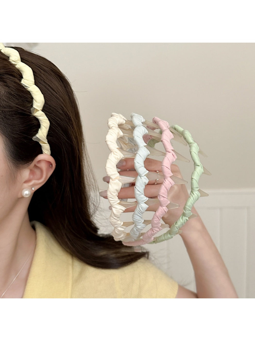 Gifty headband worn by model with wavy hair, showcasing fit and style