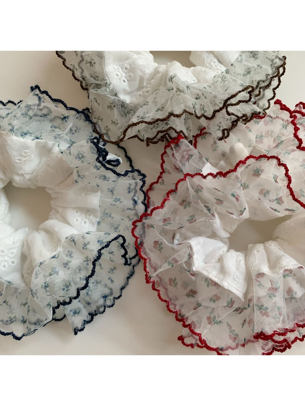 Gifty - Lace Floral Print Scrunchie