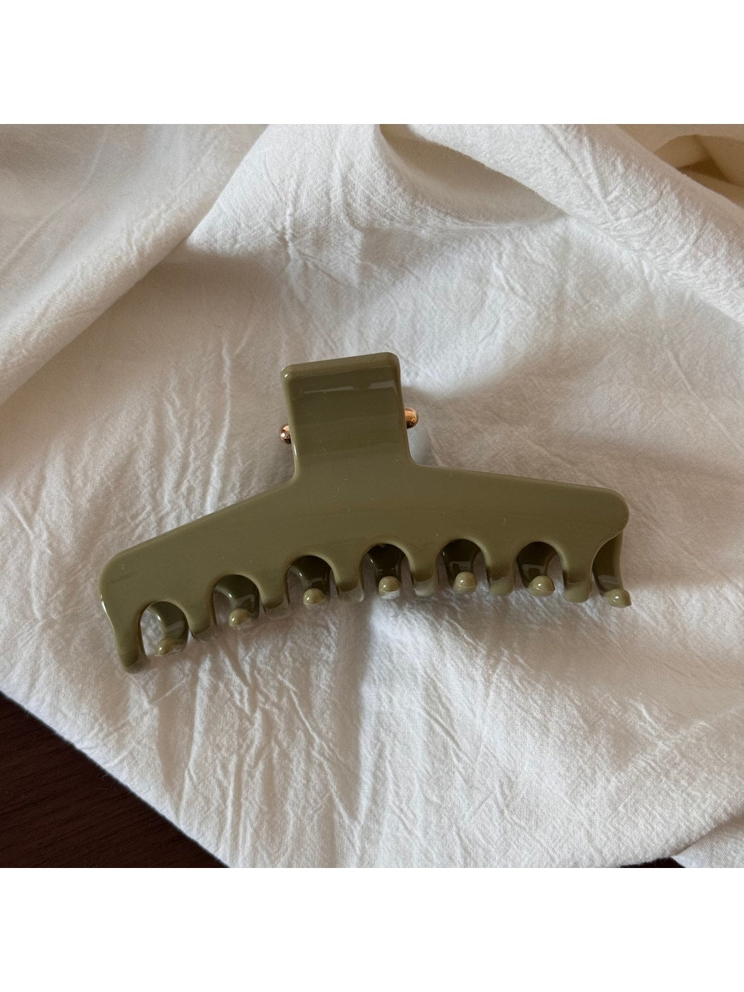 Beau - Glossy Sculpted Plastic Hair Styling Claw Clip