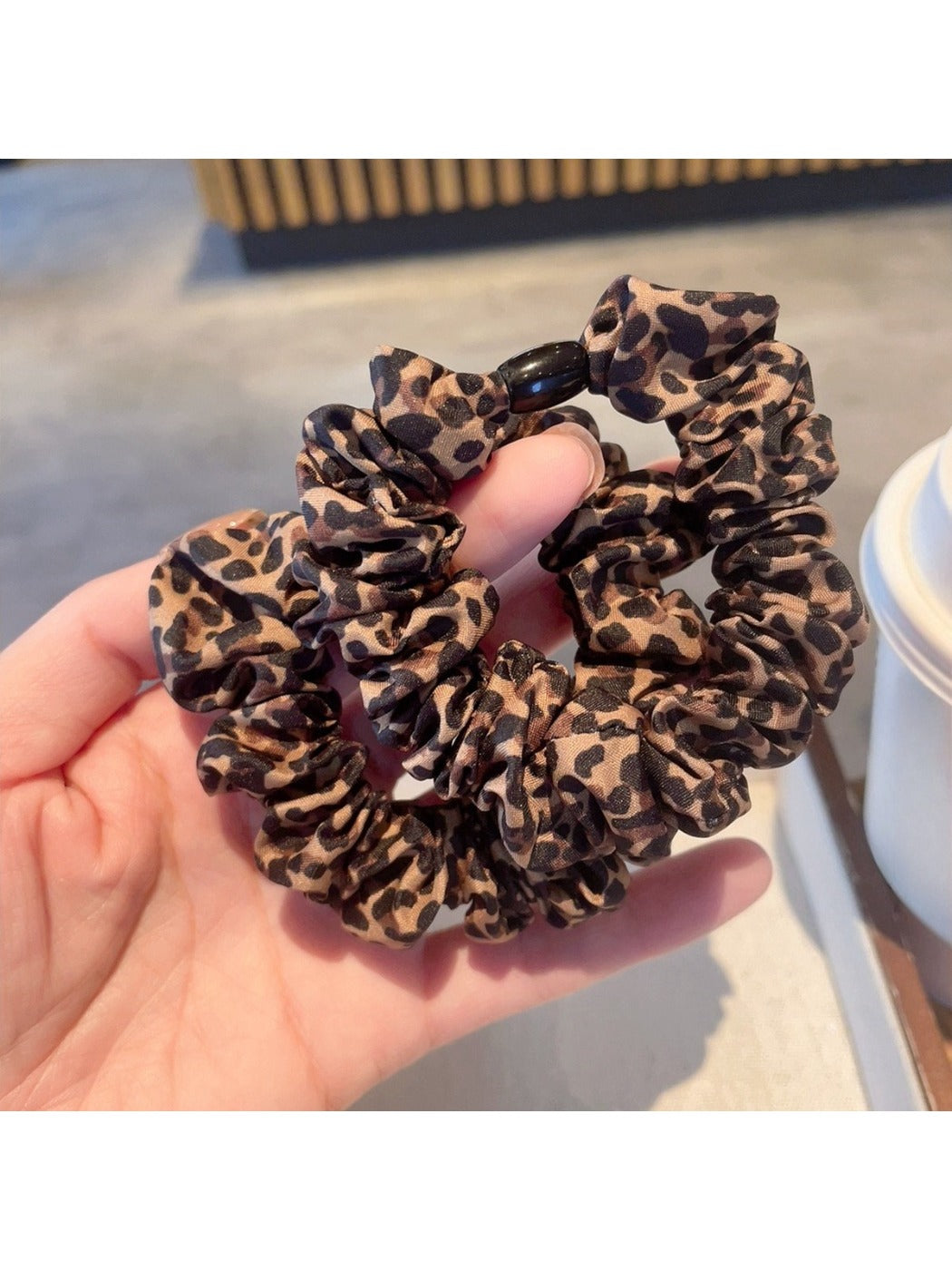 Gifty - Chic Leopard Print Hair Scrunchie
