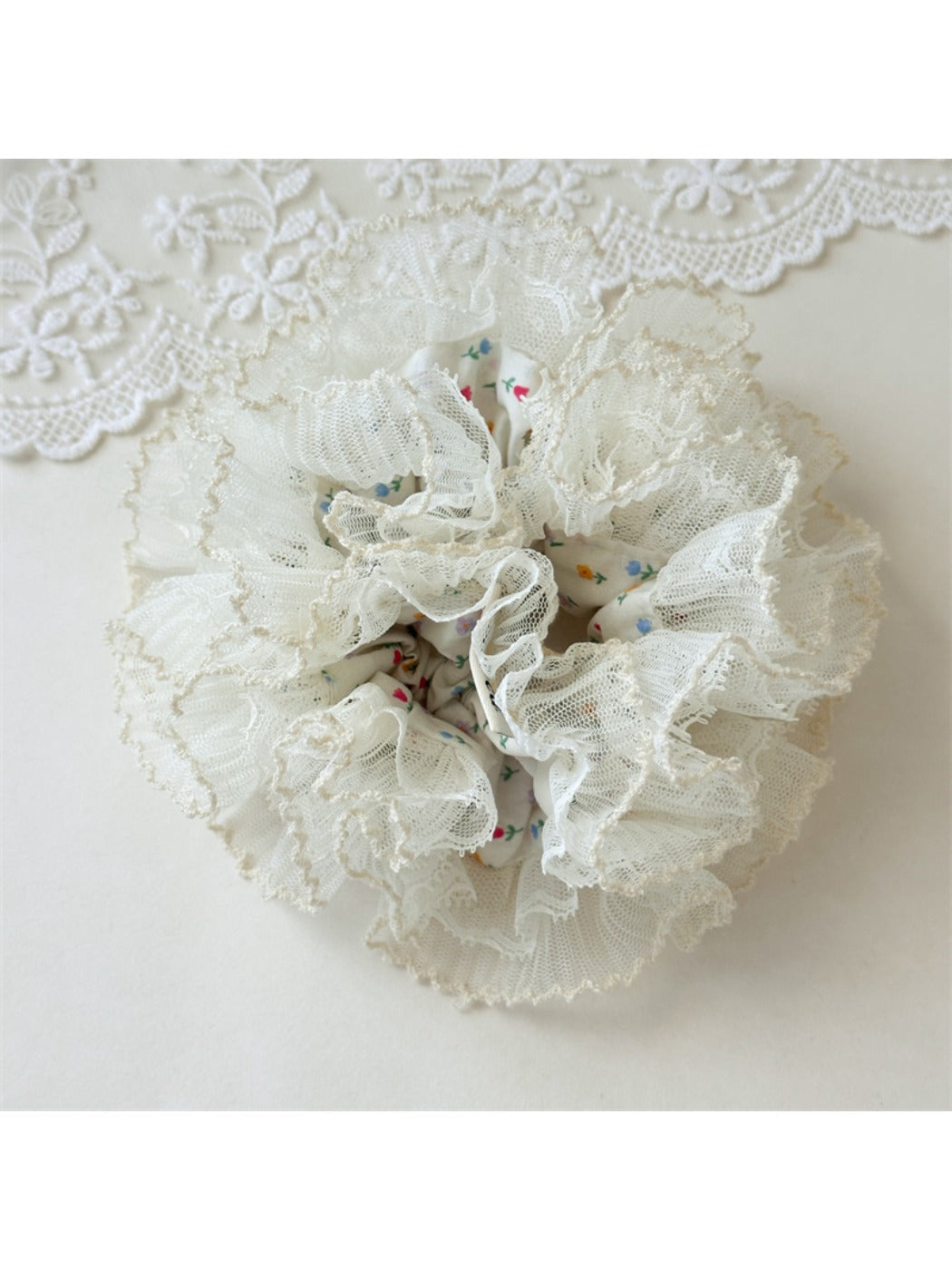 Gifty - Chic Floral Print Ruffled Lace Scrunchie