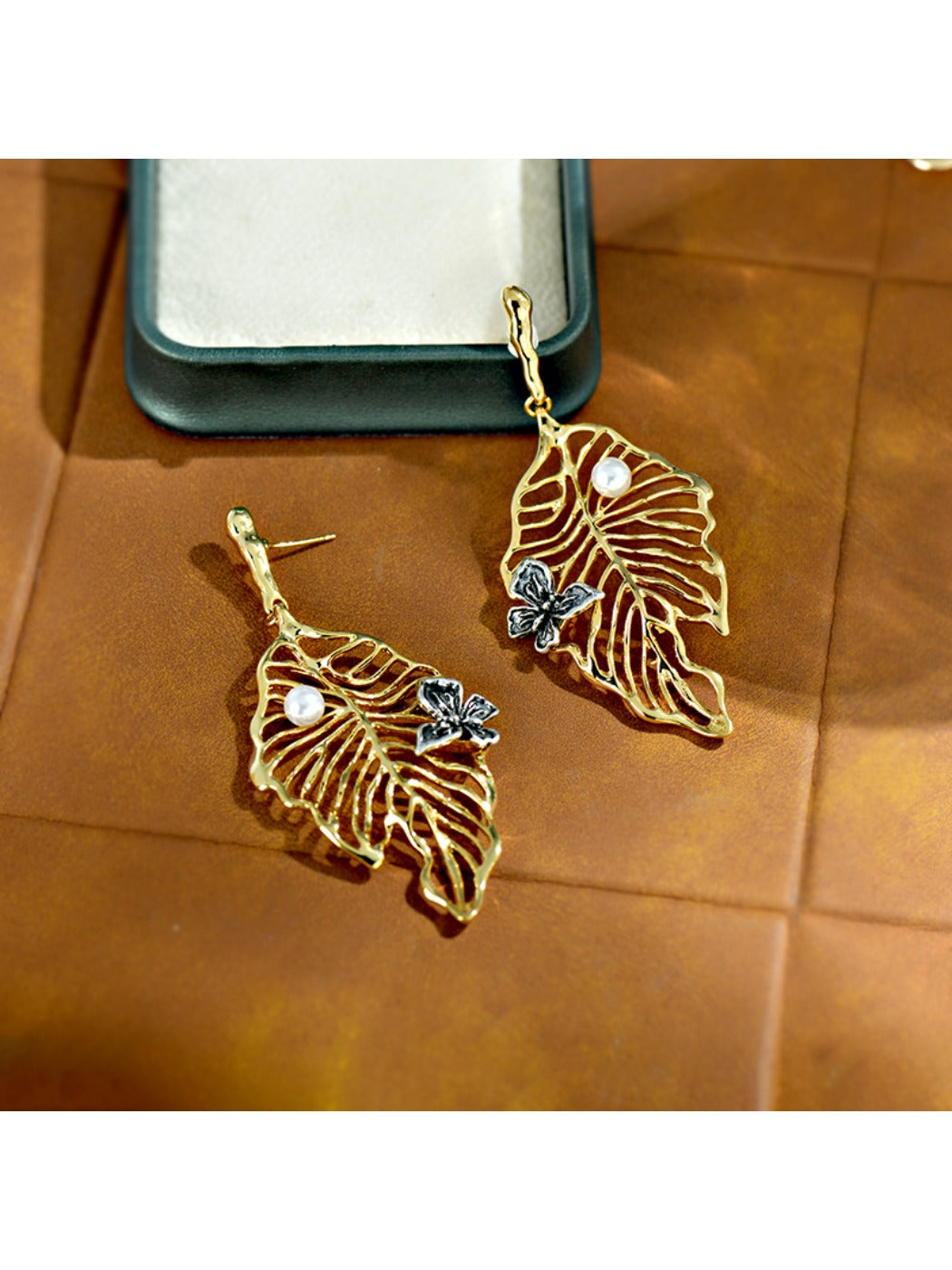 Earedge - Elegant Openwork Leaf Shaped Drop Earrings