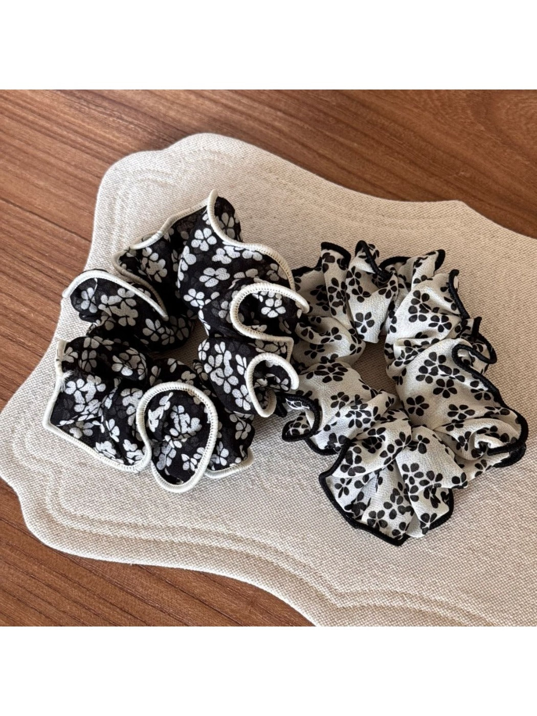 Gifty - Polka Dot Floral Scrunchie