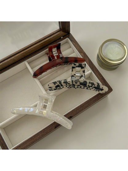 Beau acetate claw clip open, displaying inner teeth and hinge details