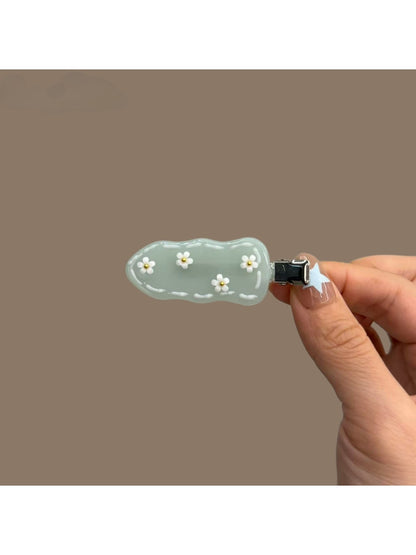 Beau - Daisy Floral Plastic and Alloy Hair Clip