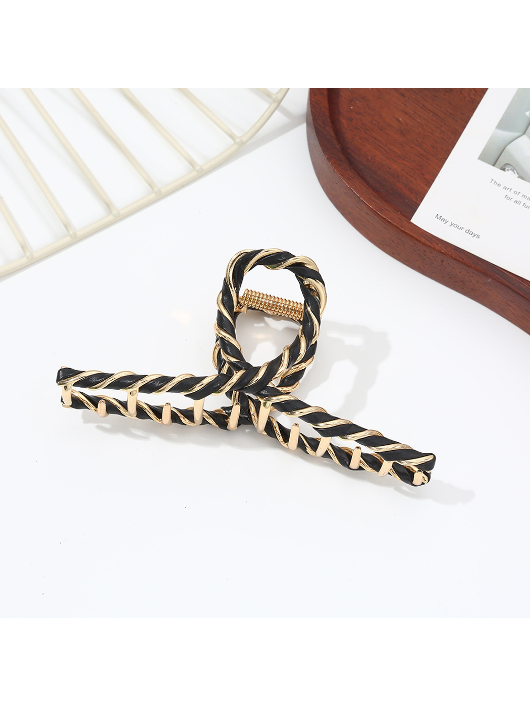 Beau - Open Oval Design Plated Alloy Claw Clip