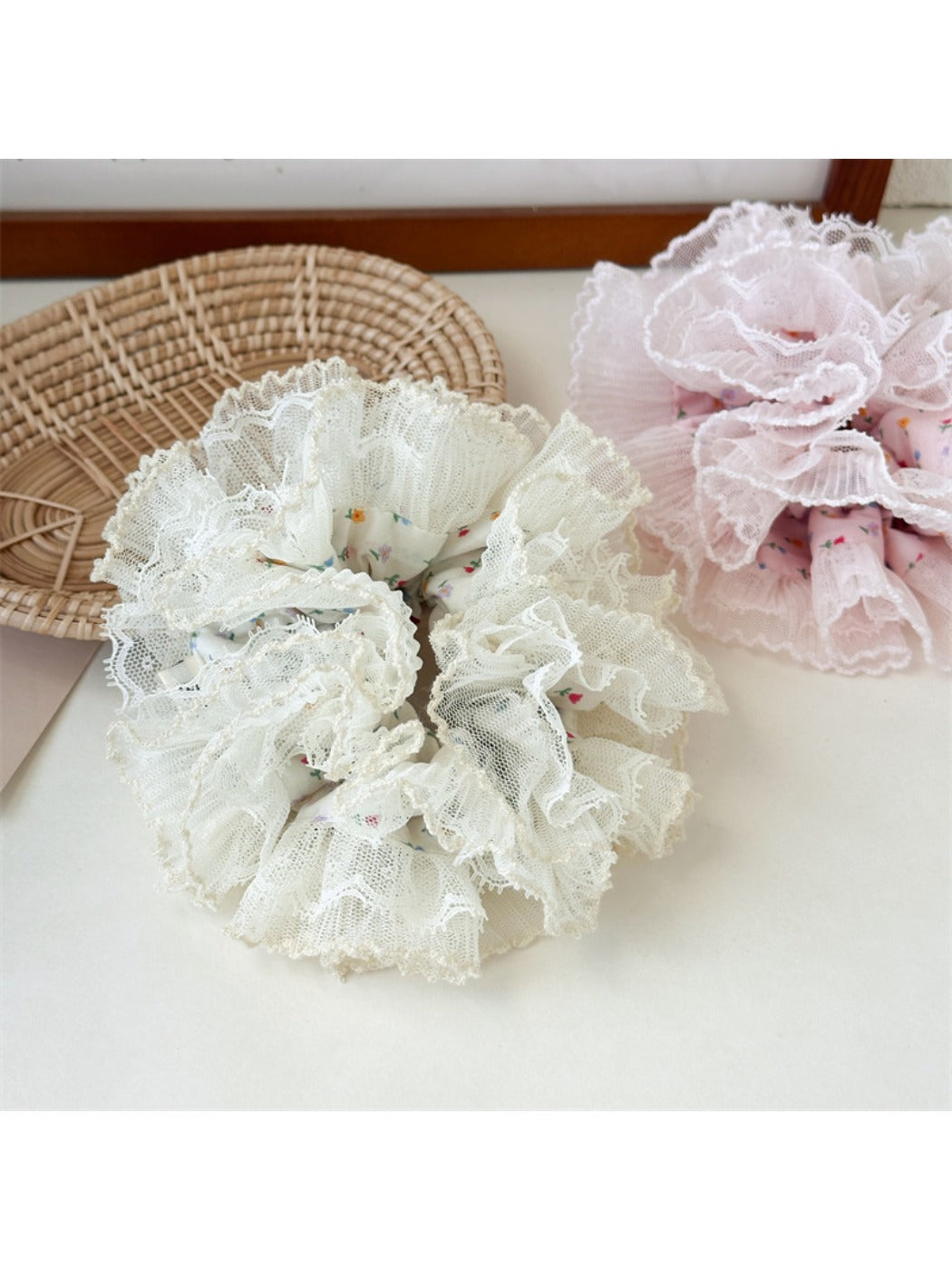 Gifty - Chic Floral Print Ruffled Lace Scrunchie