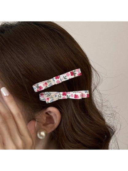 Side view of Beau floral print hair clip highlighting its smooth finish