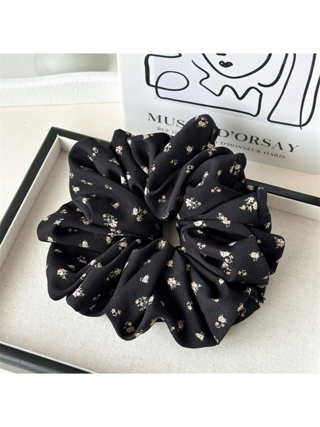 Gifty - Elegant Floral Pattern Scrunchie