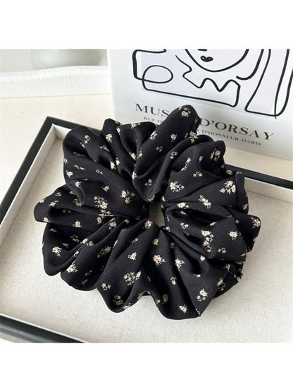 Gifty - Elegant Floral Pattern Scrunchie