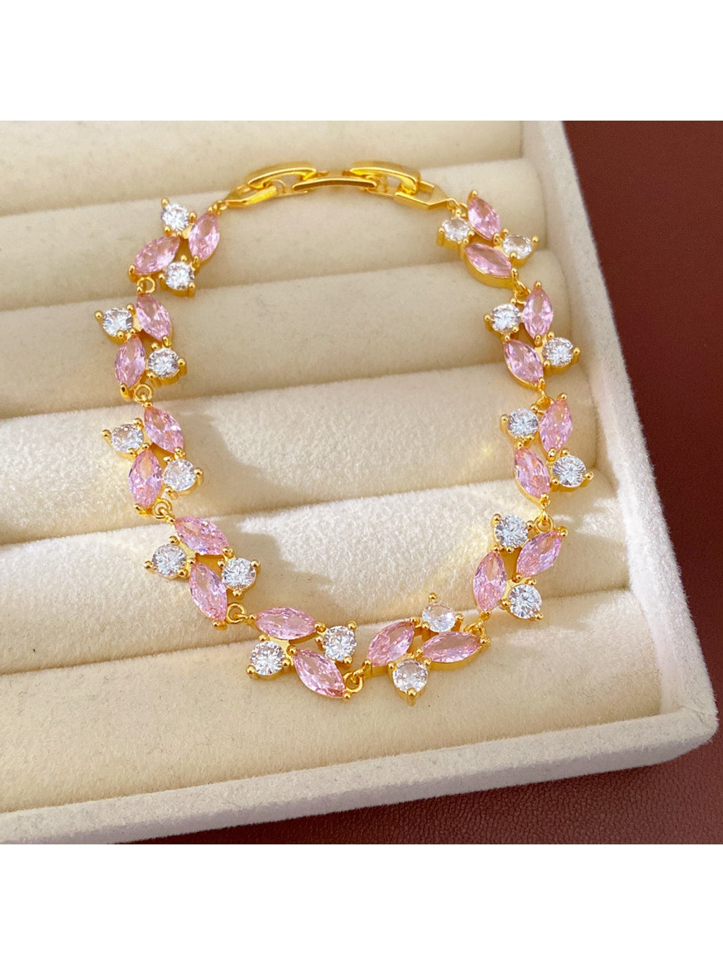 Lovra - Oval Detail Synthetic Zircon Clasp Bracelet