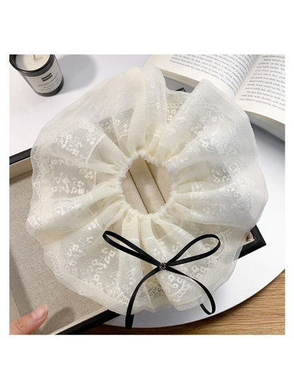 Gifty - Elegant Vintage Lace Scrunchie