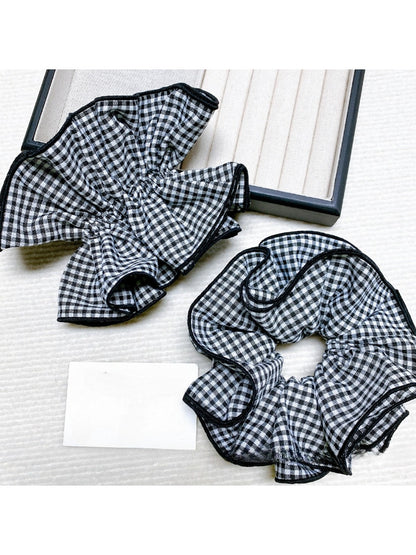 Gifty - Simple Stylish Black Checkered Scrunchie
