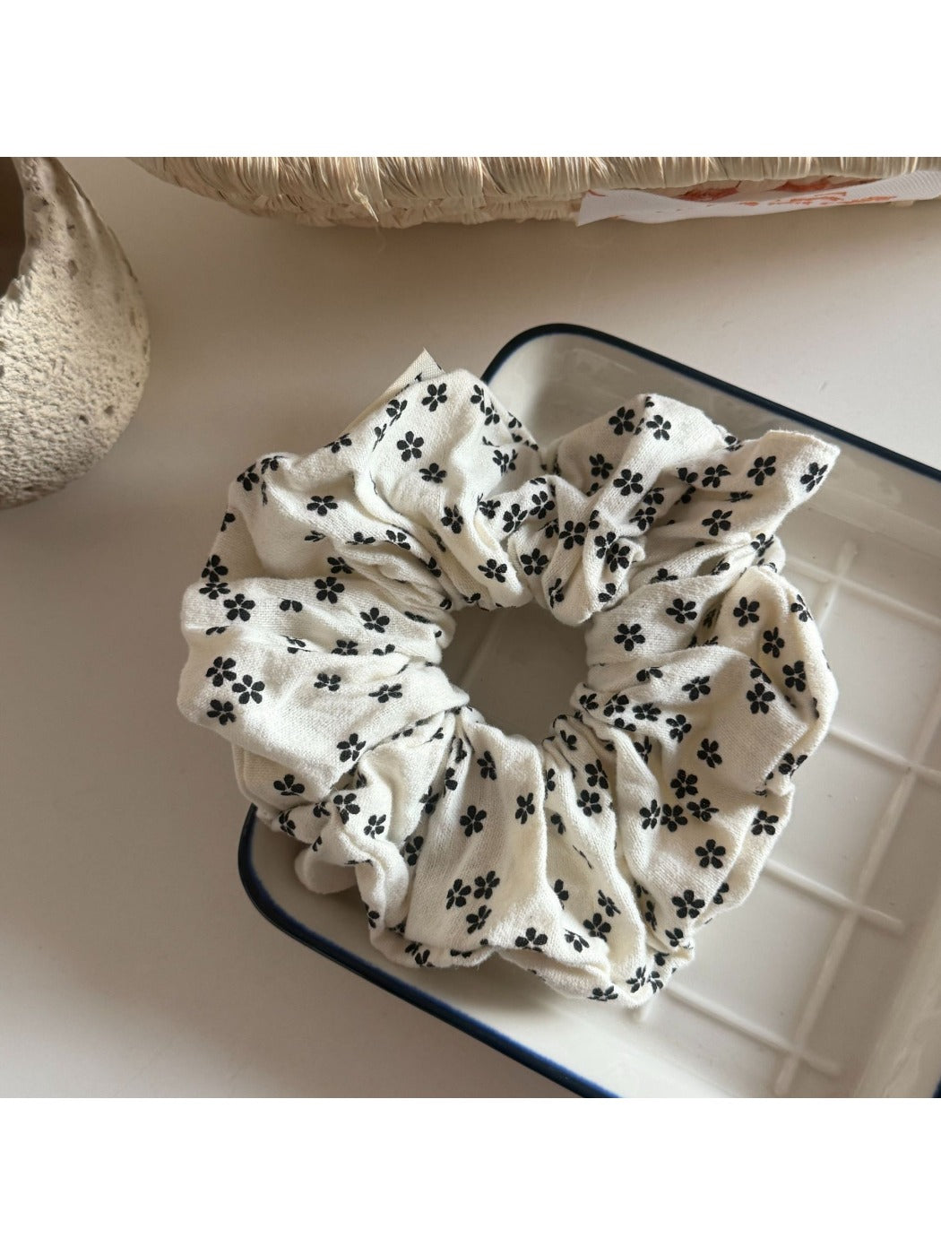 Gifty - Retro Floral Polka Dot Scrunchie