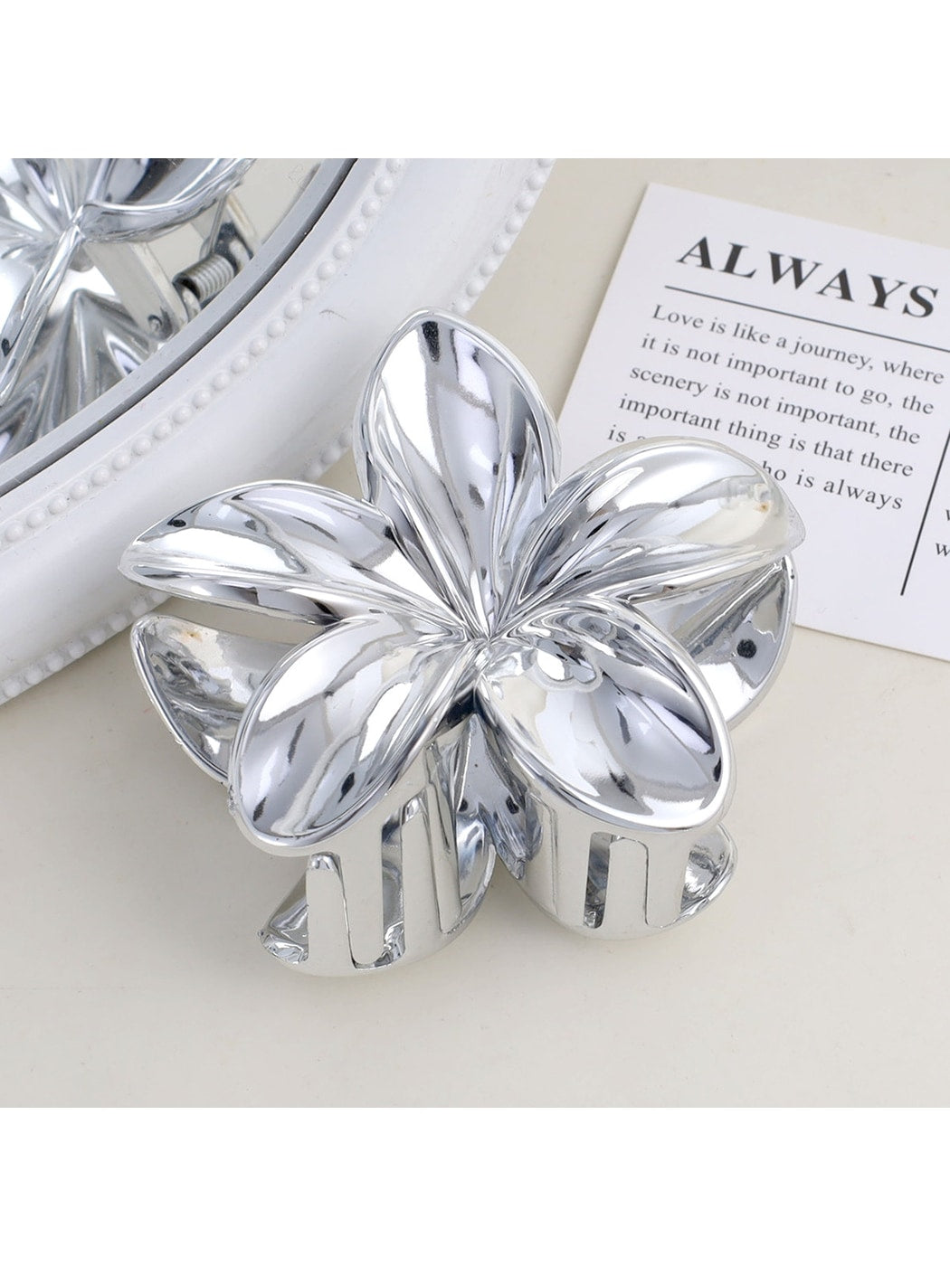 Beau - Petal Shape Plastic Alloy Fashion Claw Clip