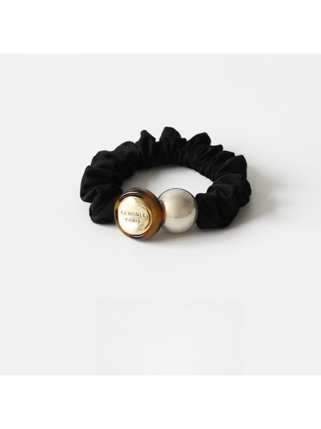 Gifty minimalist hair tie holding a ponytail in dark hair