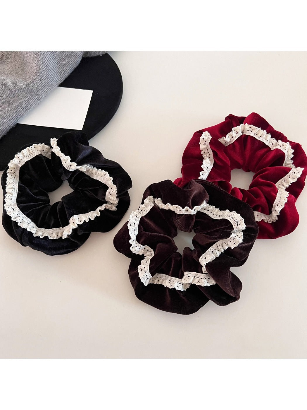Gifty - Elegant Lace Trim Velvet Scrunchie
