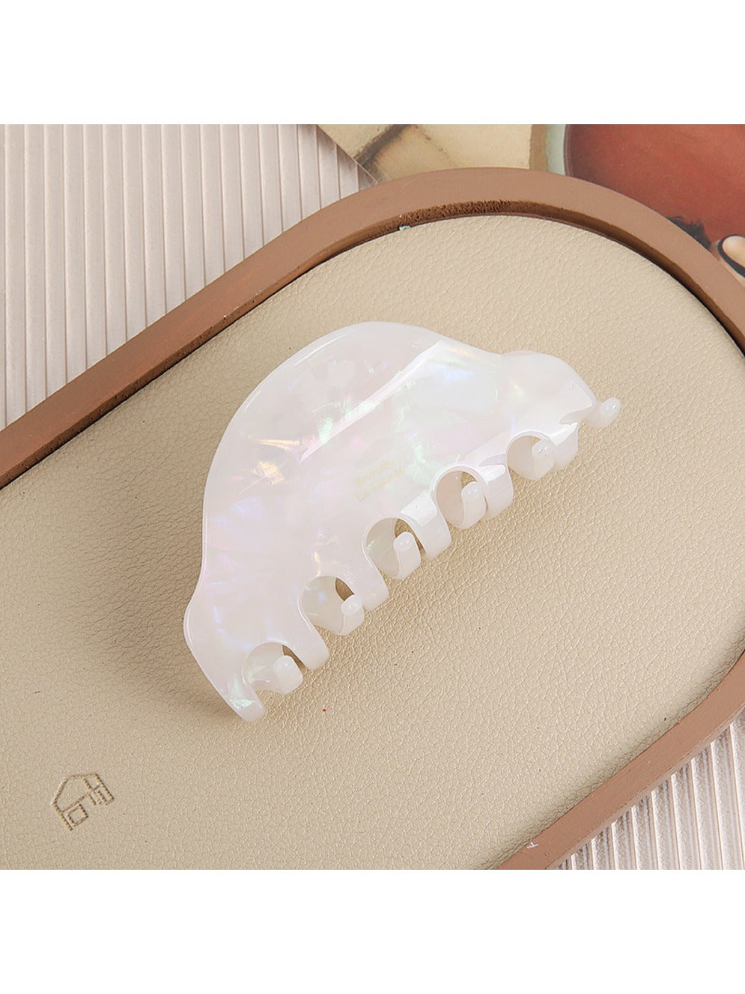 Beau - Medium-Sized Premium Shark Clip