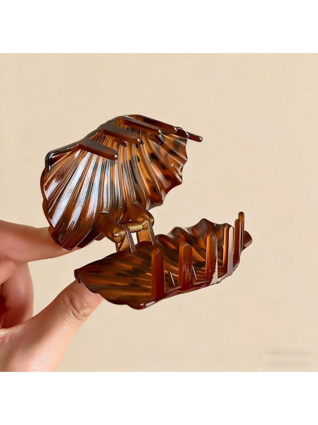 Beau - Vintage Leopard Print Shell Shaped Claw Clip