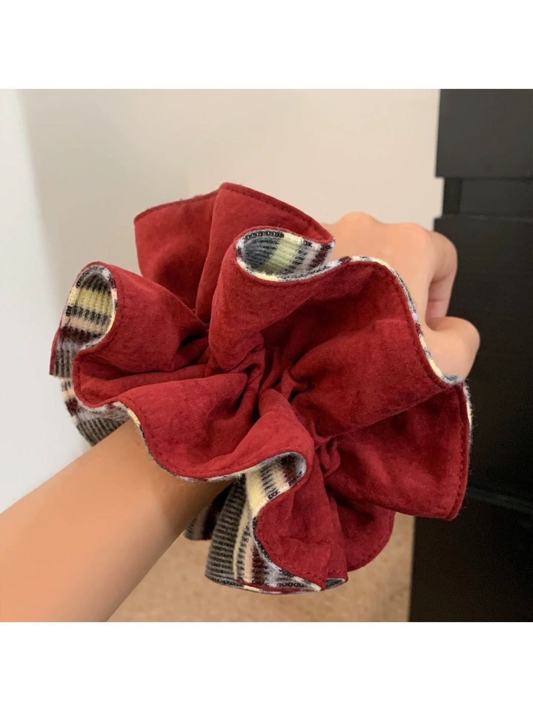 Gifty - Elegant Striped Voluminous Scrunchie