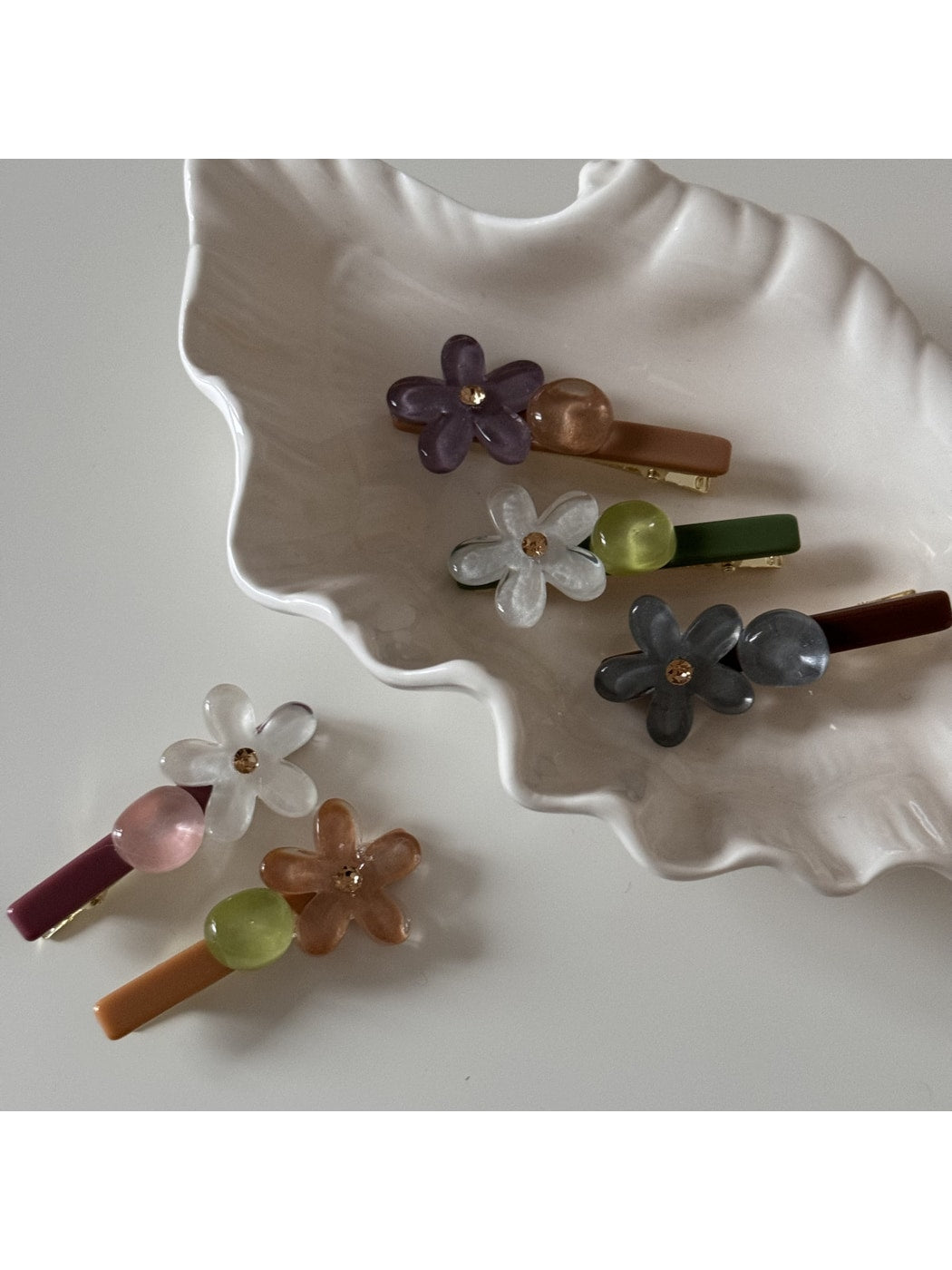 Beau - Irregular Floral Side Styling Plastic Hair Clip