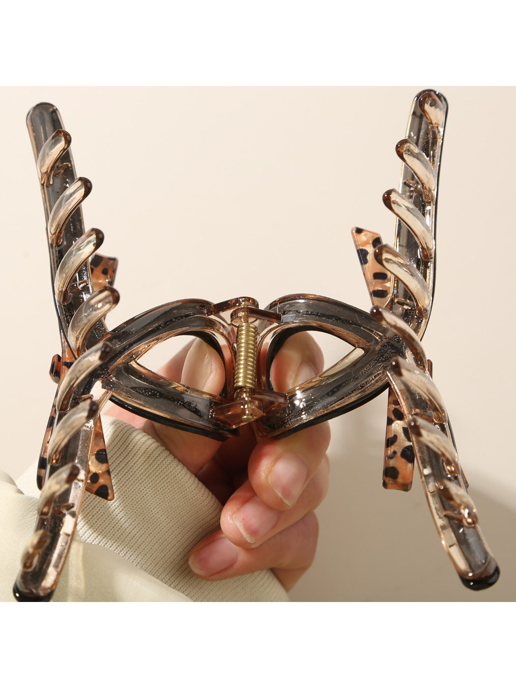 Beau - Vintage Style Criss Cross Claw Clip
