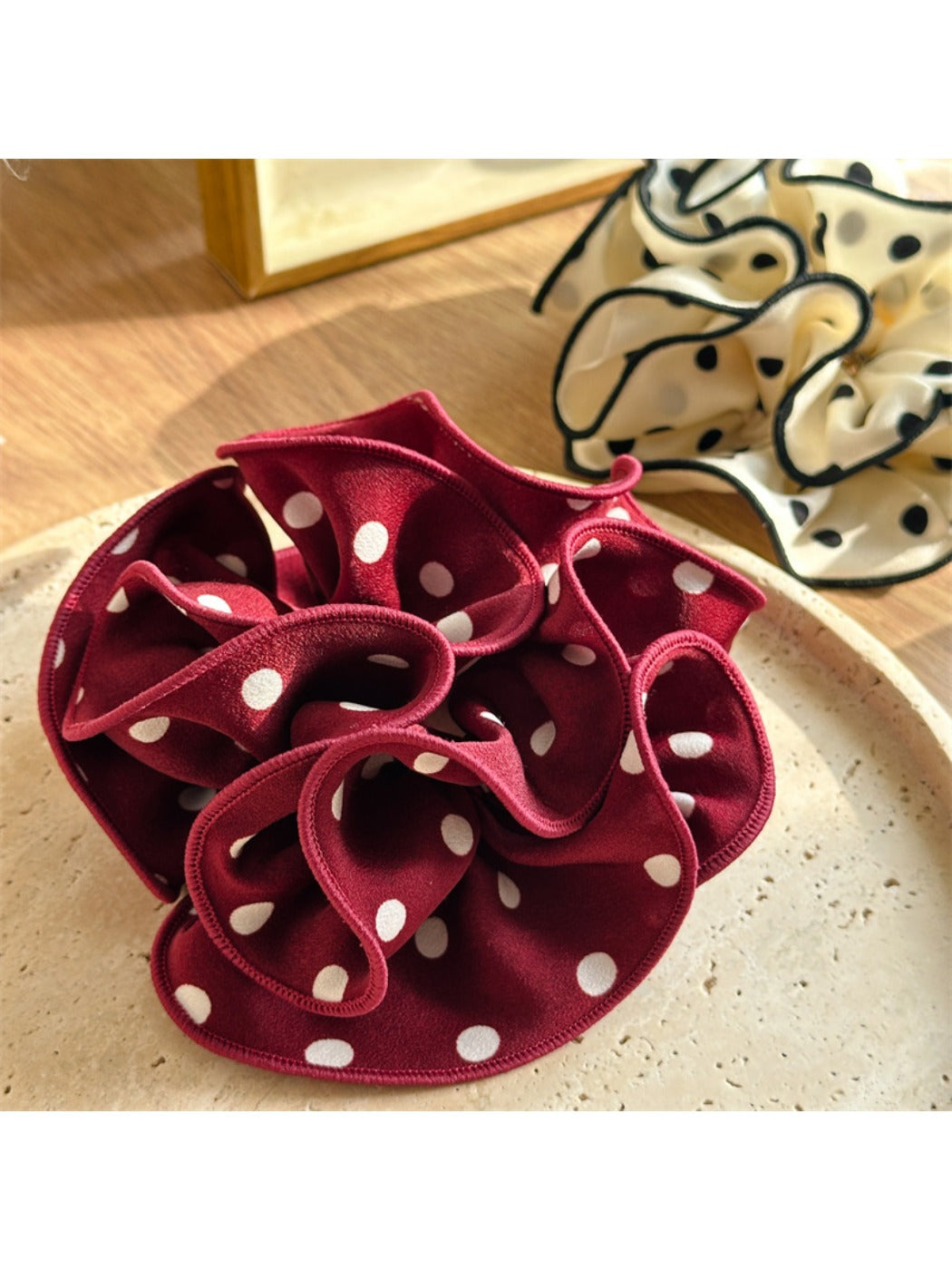 Gifty - Retro Polka Dot Scrunchie