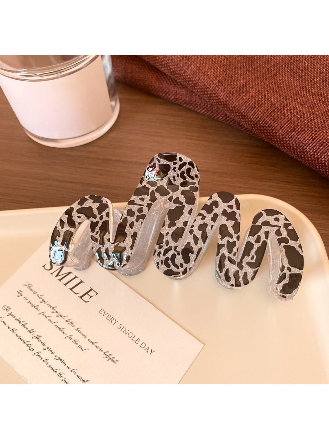 Beau - Elegant Wavy Claw Clip