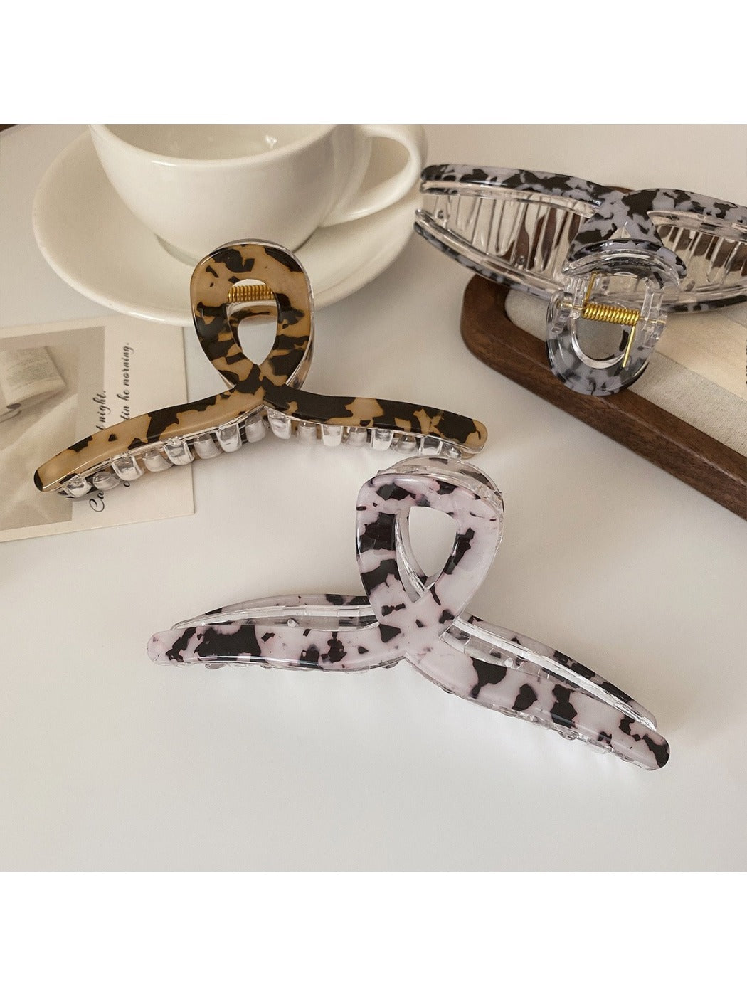 Beau - Vintage Marbled Crisscross Claw Clip